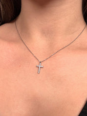 Collier argenté avec pendentif croix