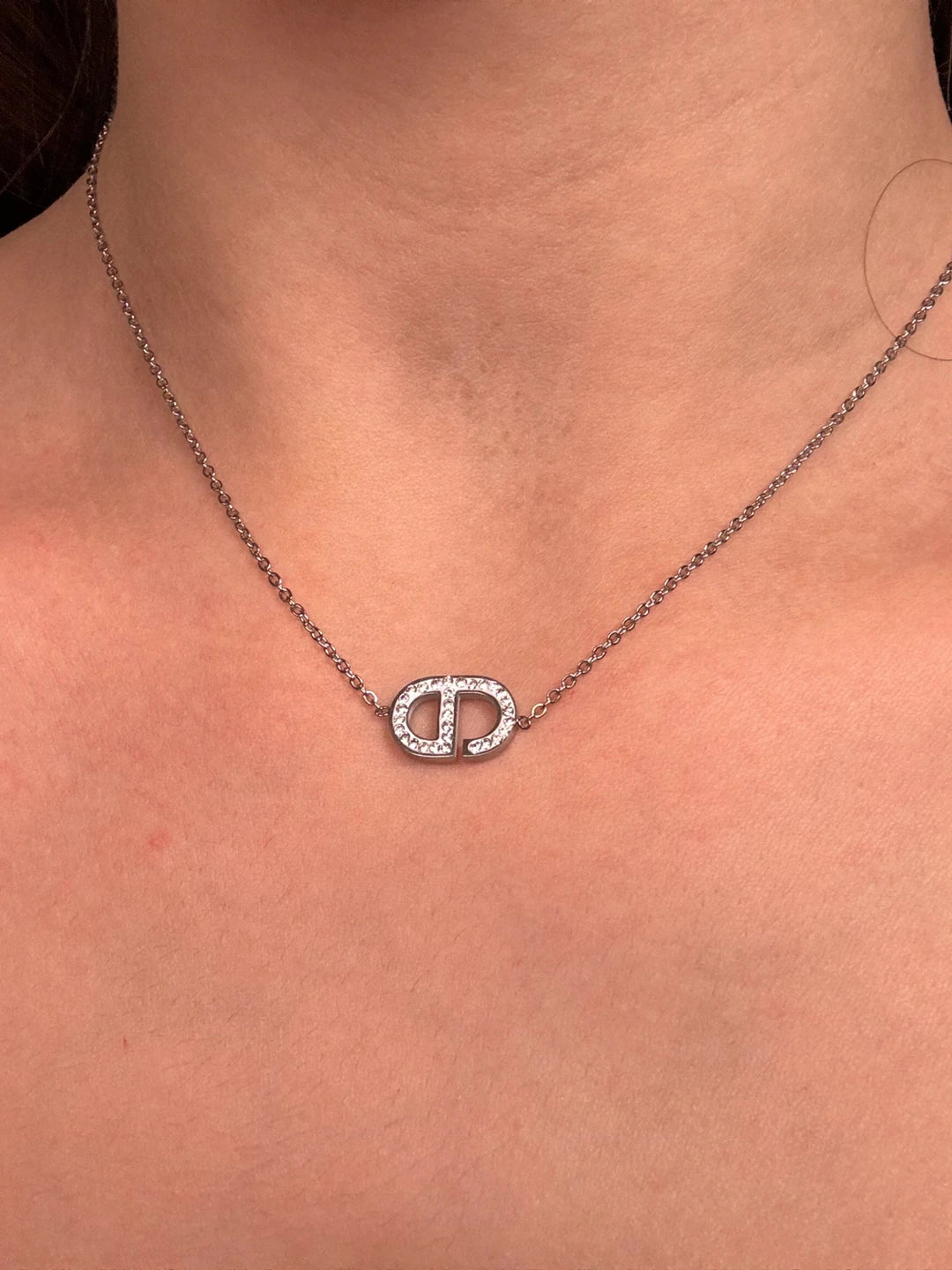 Collier fin argenté avec pendentif à strass