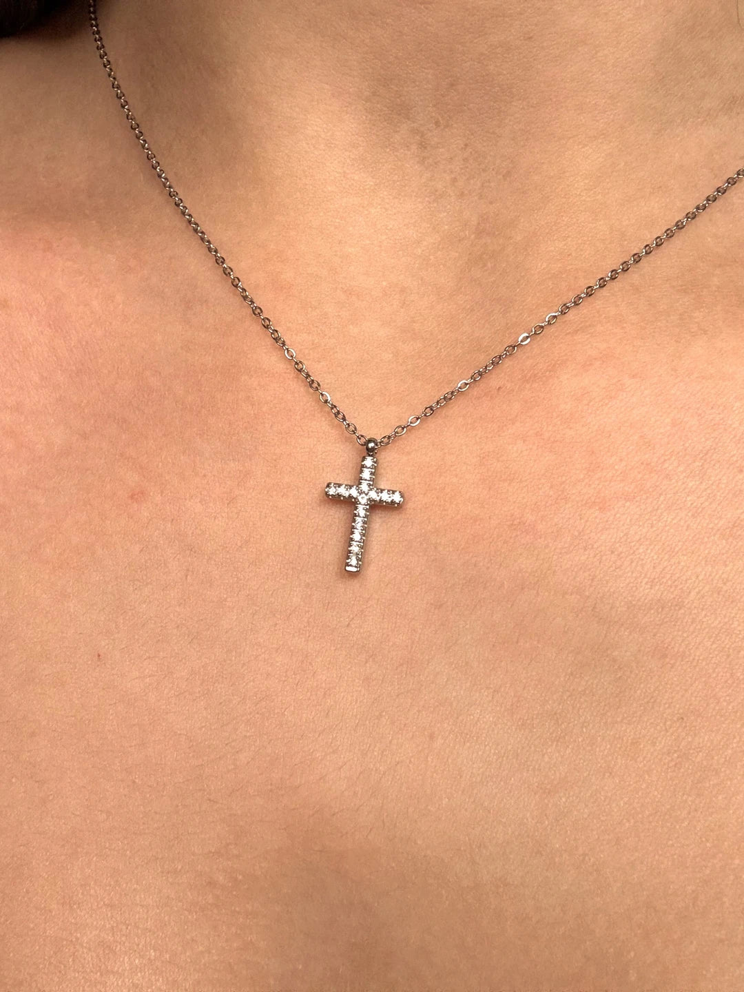 Collier argenté avec pendentif croix