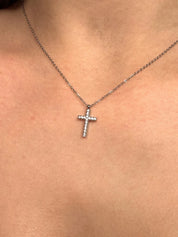 Collier argenté avec pendentif croix