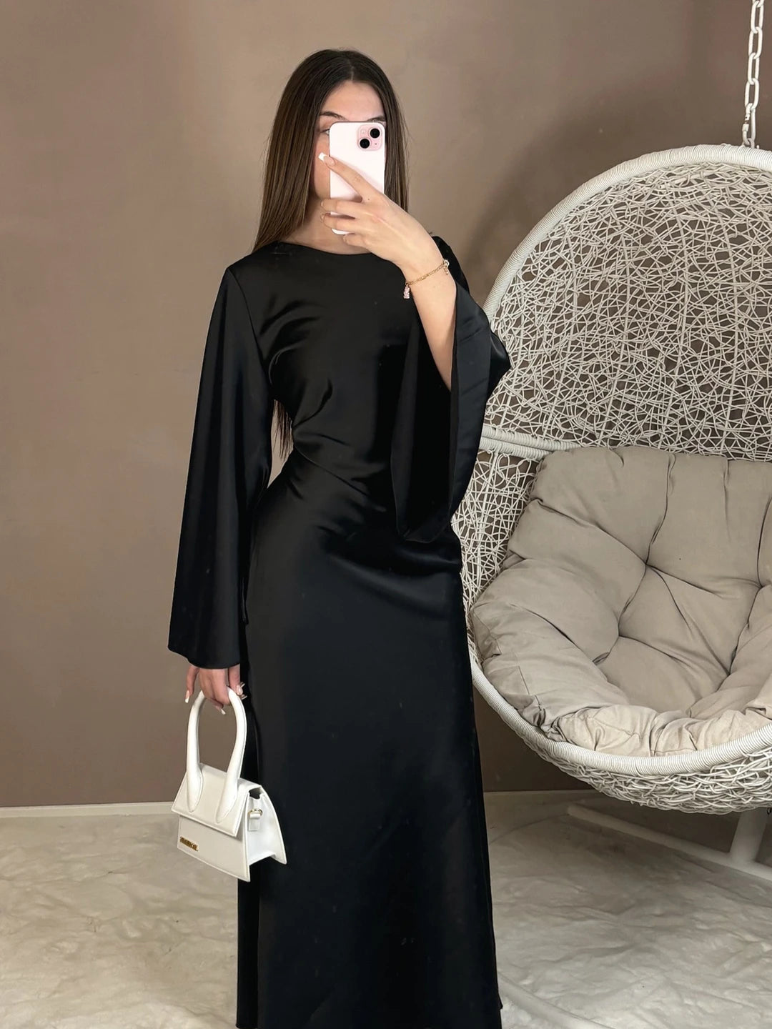 Longue robe satinée noire