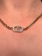 Collier avec chaîne dorée et pendentif à strass