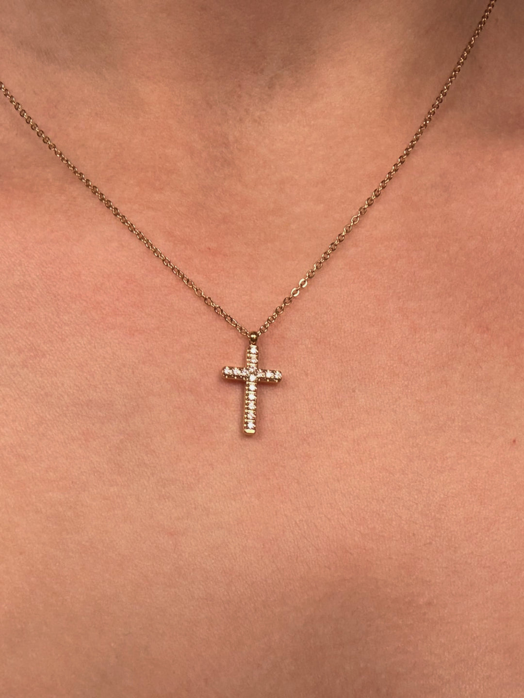 Collier doré avec pendentif croix