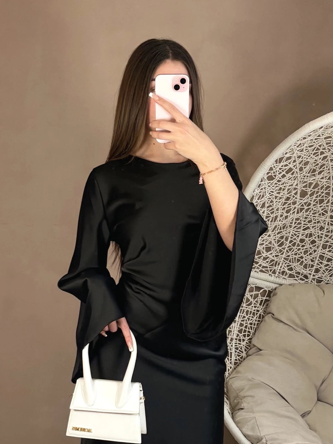 Longue robe satinée noire