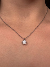 Collier argenté avec pendentif brillant