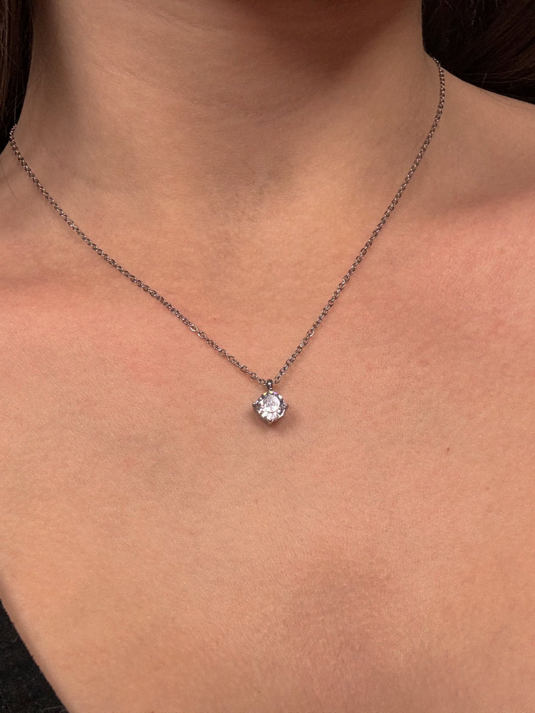 Collier argenté avec pendentif brillant