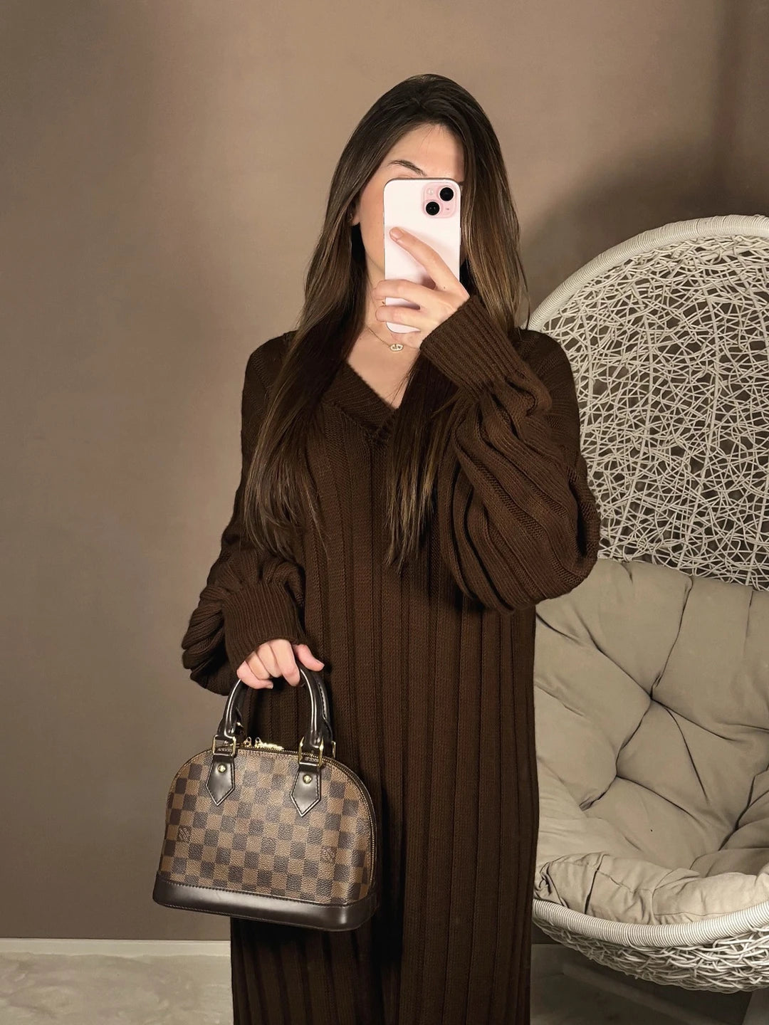 Longue robe pull marron col V